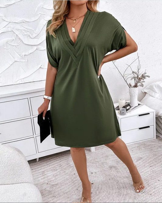 Regina | Müheloses, plissiertes Kleid mit V-Ausschnitt