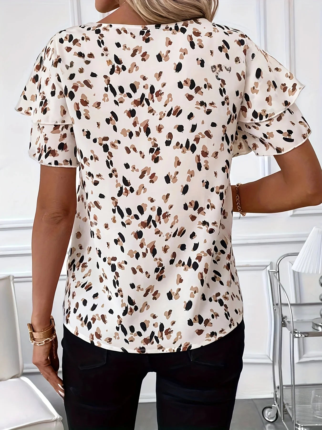 Regina | Trendige Bluse mit verspielten Rüschen